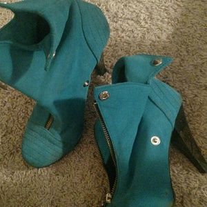 Anna brand turquoise suede zip up heeled booties